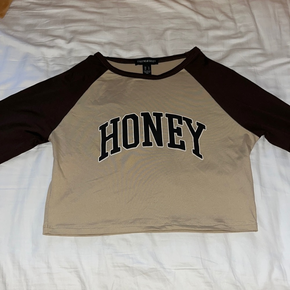Size L but fits size XS, tan/brown, “Honey” text, long sleeve crop top.